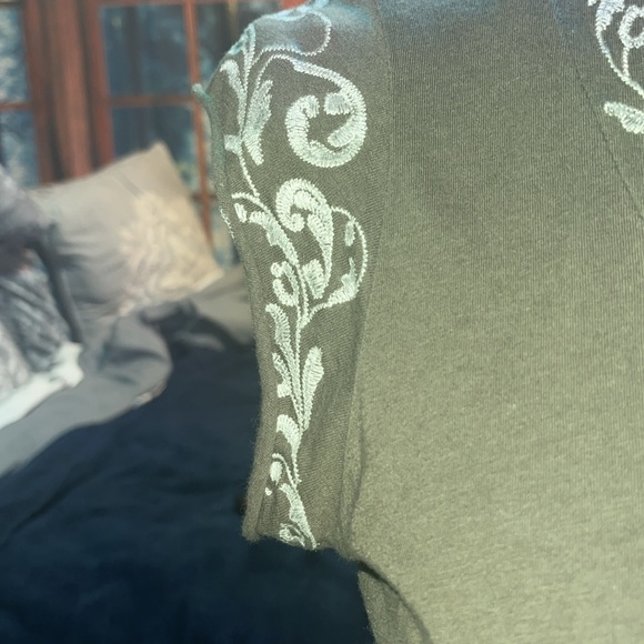 #355-BCBG (M) capped sleeve top in dusty sage, beautiful, white embroidery trim - Picture 4 of 8